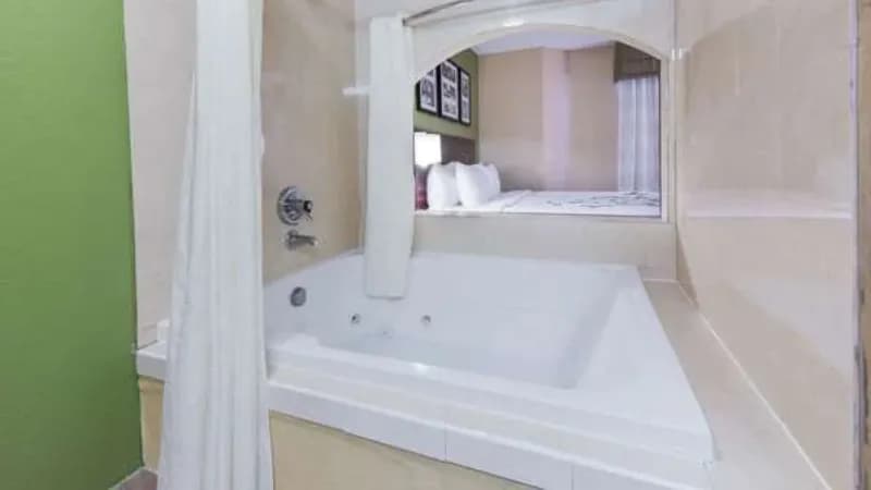 Sleep Inn Naperville Jacuzzi room