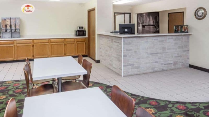 Super 8 by Wyndham Pekin / Peoria Area hotel photo 4