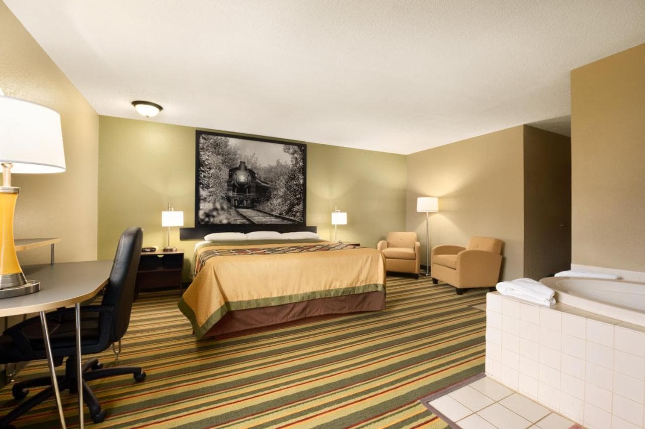 Super 8 by Wyndham Rantoul Jacuzzi room