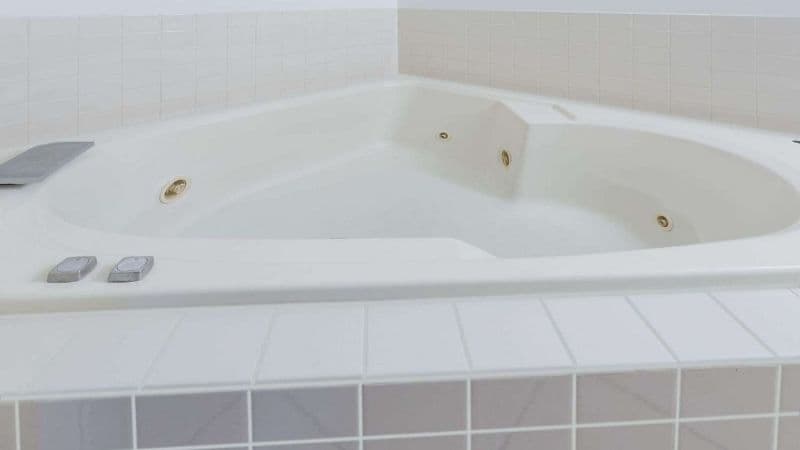 Super 8 by Wyndham Rockford Jacuzzi room