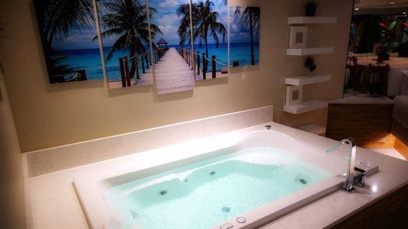 Sybaris Frankfort Jacuzzi room