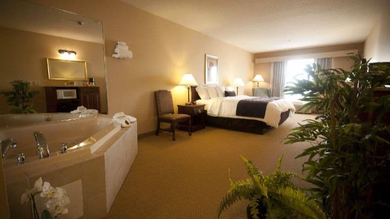 Town & Country Inn and Suites Quincy Jacuzzi room