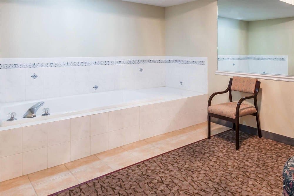 Wingate by Wyndham Joliet Jacuzzi room