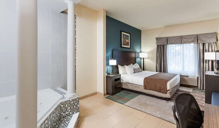 Wingate by Wyndham Schaumburg Jacuzzi room