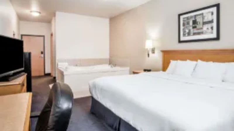 Baymont by Wyndham Indianapolis Northeast Jacuzzi room