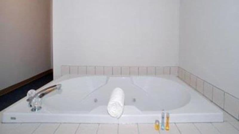 Baymont by Wyndham Noblesville Jacuzzi room