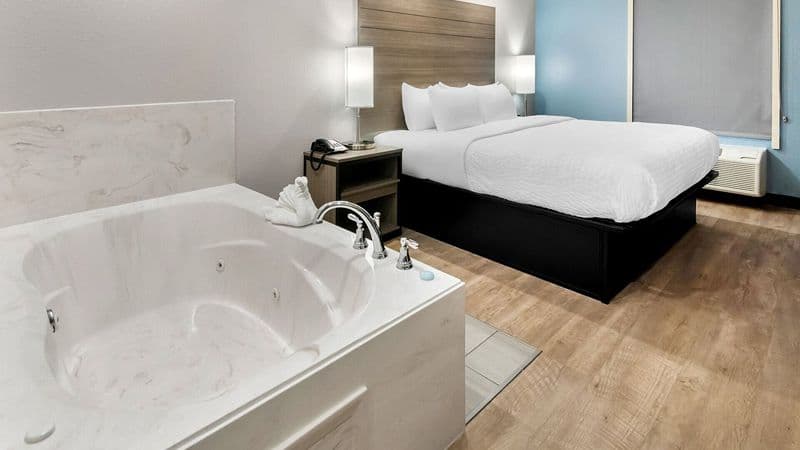 Clarion Pointe Jacuzzi room