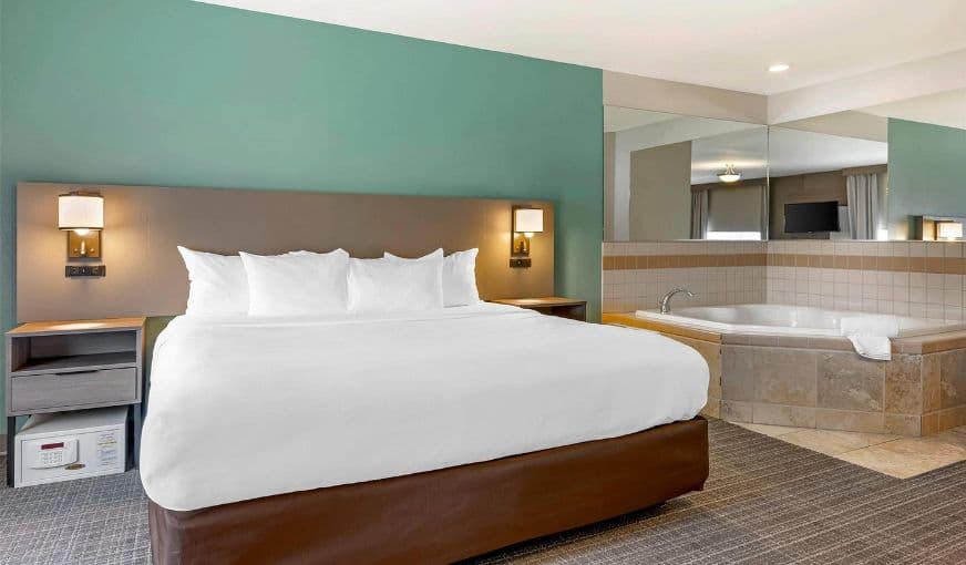 Comfort Suites French Lick Jacuzzi room