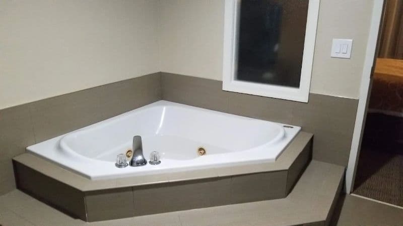 Comfort Suites Lafayette University Area Jacuzzi room