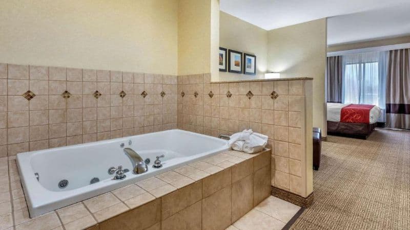 Comfort Suites South Jacuzzi room