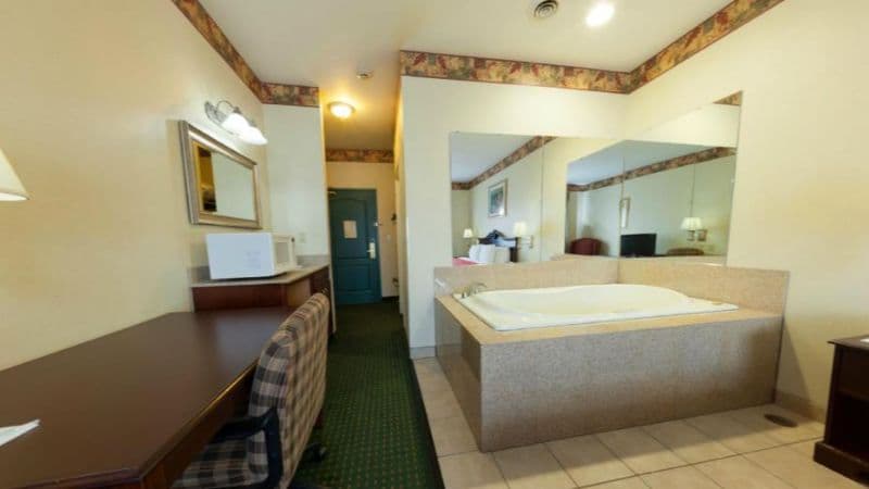 Country Inn & Suites by Radisson, Elkhart North, IN Jacuzzi room