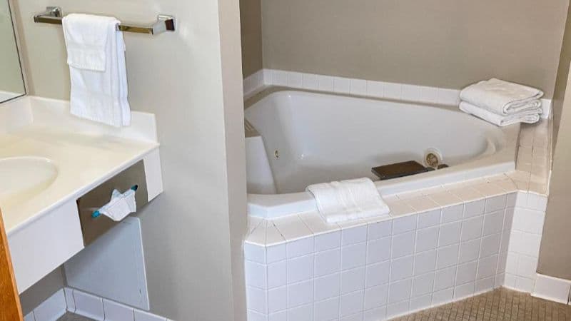 Farmstead Inn & Conference Center Jacuzzi room
