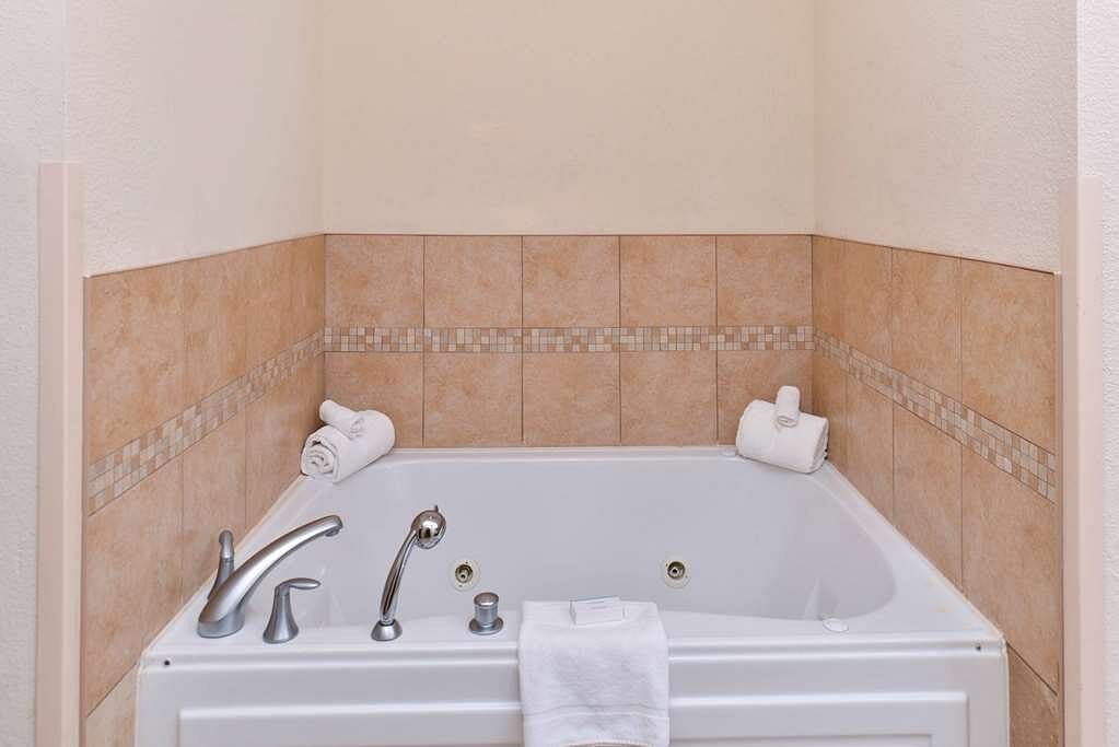Hampton Inn & Suites Muncie Jacuzzi room