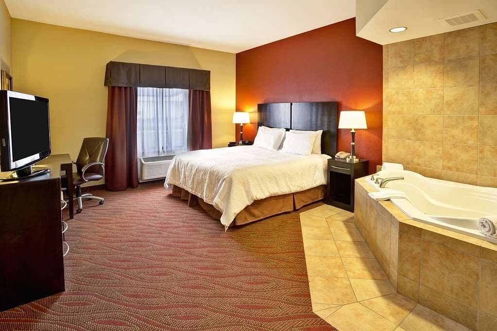 Hampton Inn Dupont Road Jacuzzi room