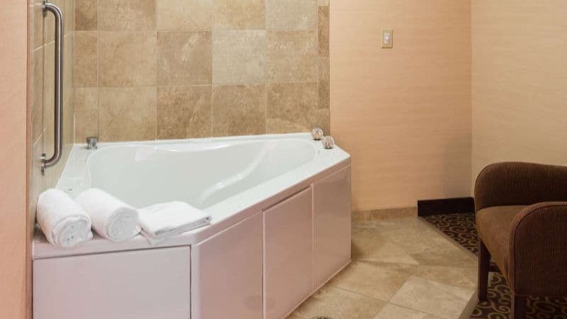 Hampton Inn Goshen Jacuzzi room