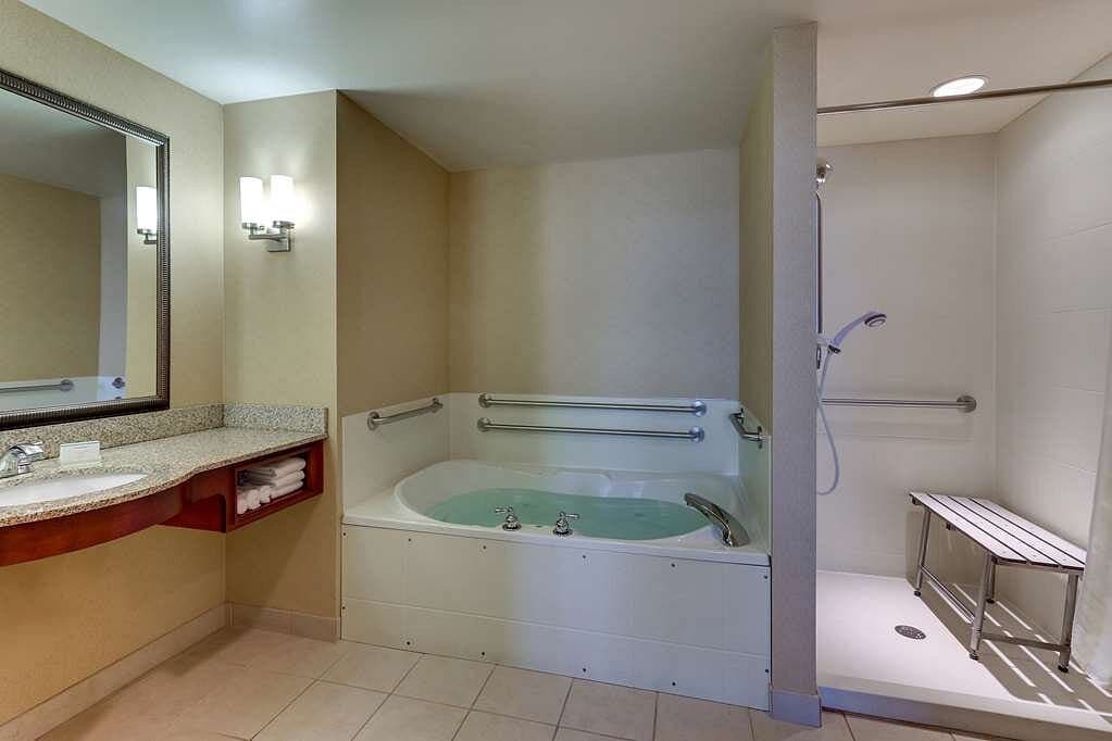 Hilton Garden Inn Indianapolis Airport Jacuzzi room
