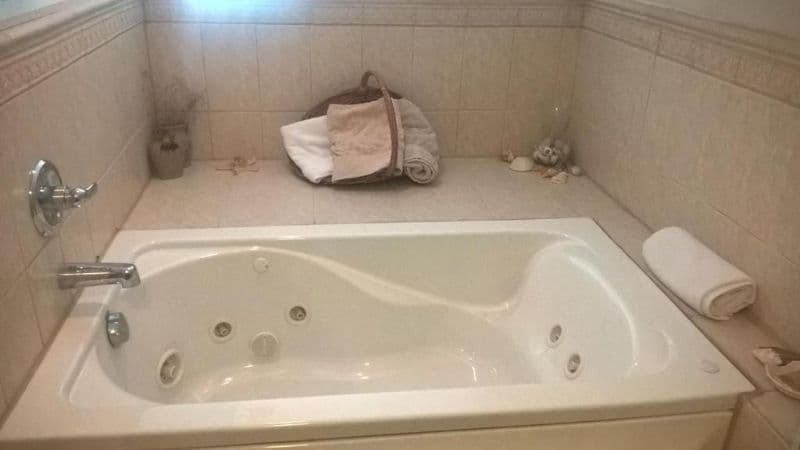 Innisfree Bed and Breakfast Jacuzzi room
