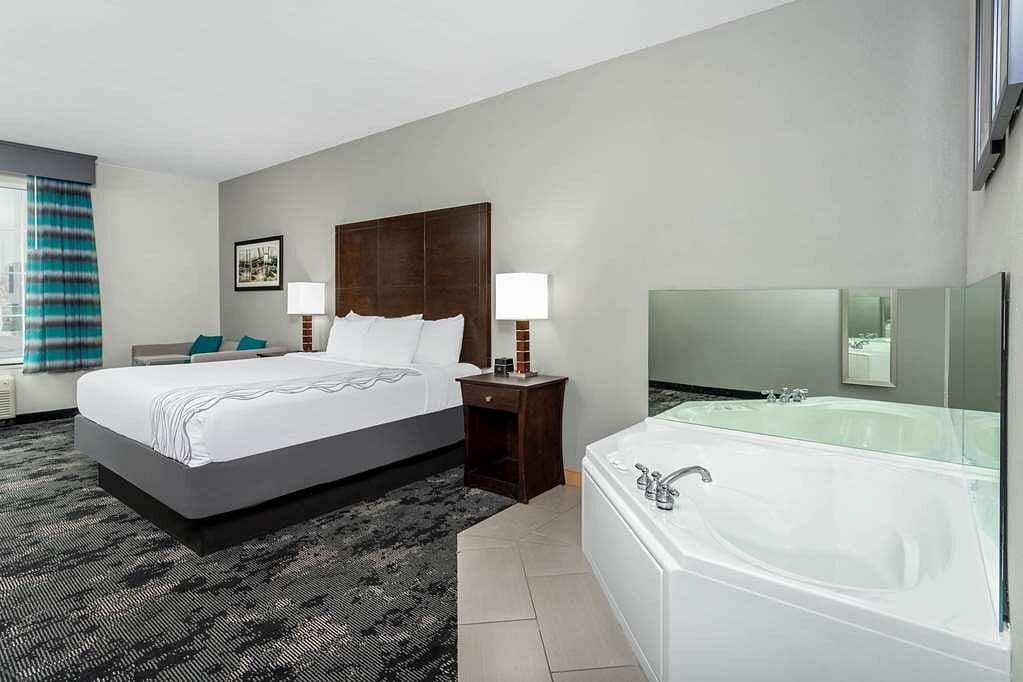 La Quinta Inn & Suites by Wyndham Columbus – Edinburgh Jacuzzi room