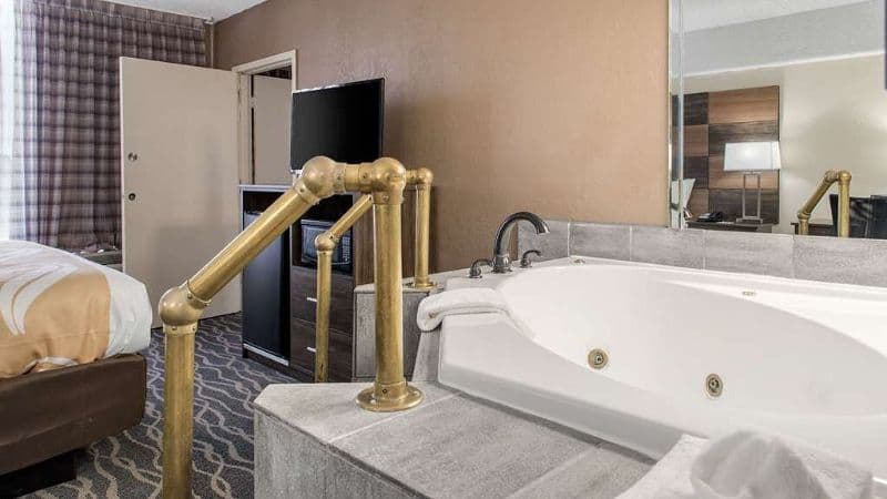 Quality Inn And Conference Center Jacuzzi room