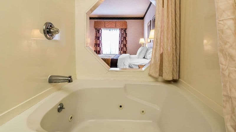 Quality Inn & Suites Evansville North Jacuzzi room