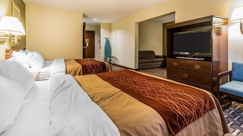 Quality Inn & Suites Evansville North hotel photo 2