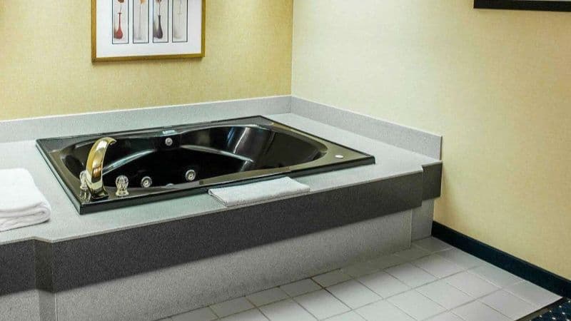 Quality Inn & Suites Goshen Jacuzzi room