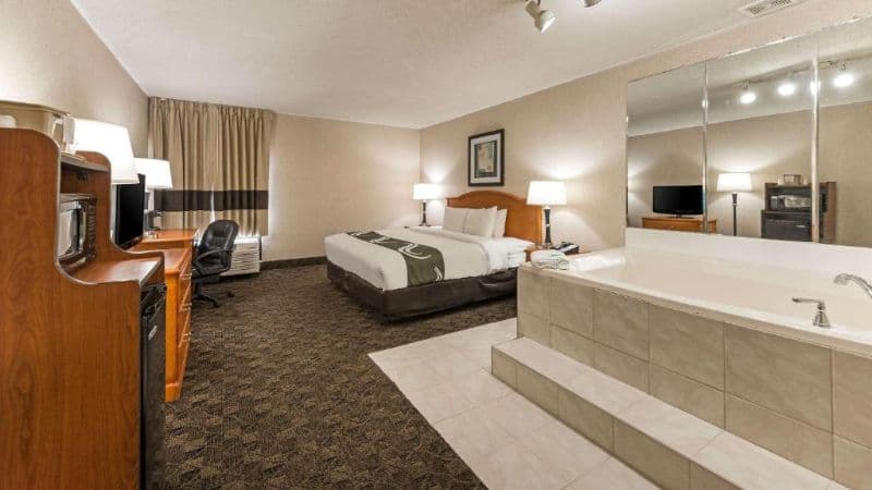 Quality Inn & Suites Portage Central Jacuzzi room