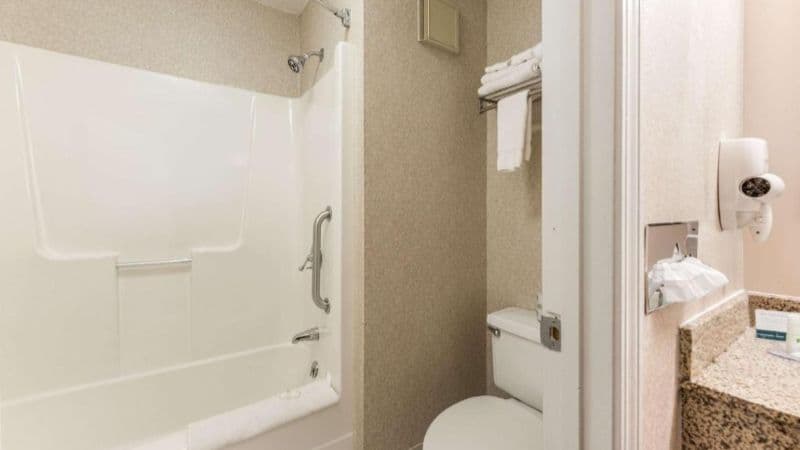 Quality Inn & Suites Portage Central hotel photo 4