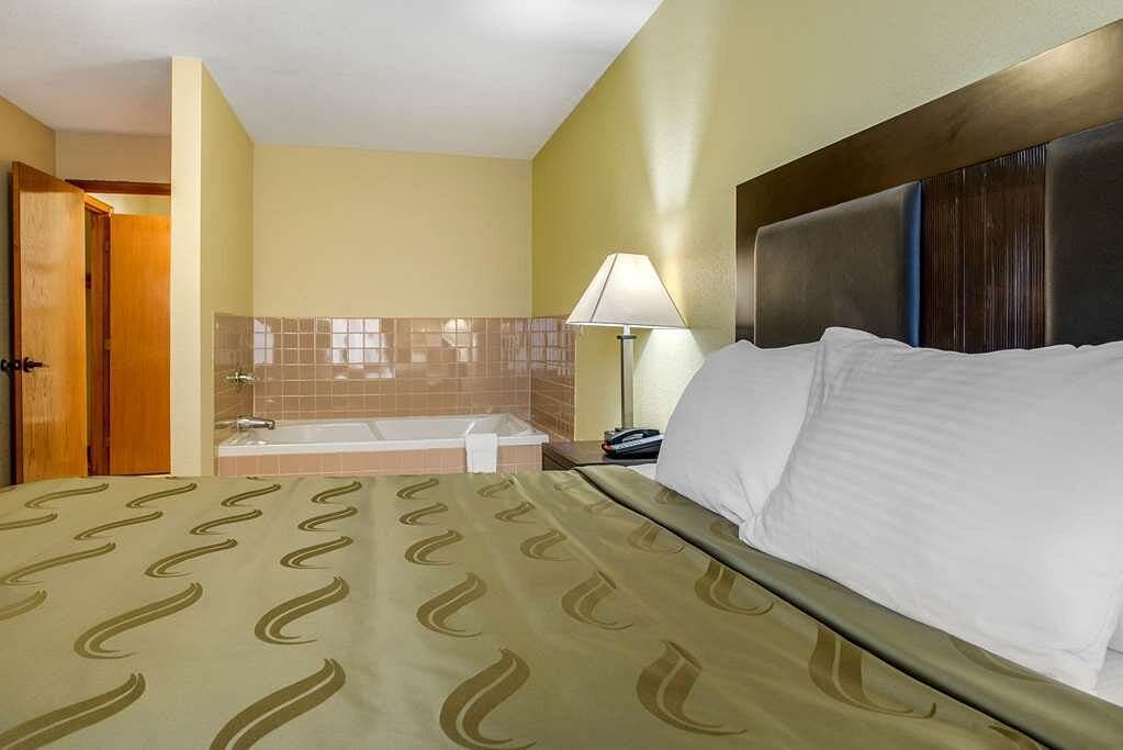 Quality Inn Bloomington Near University Jacuzzi room