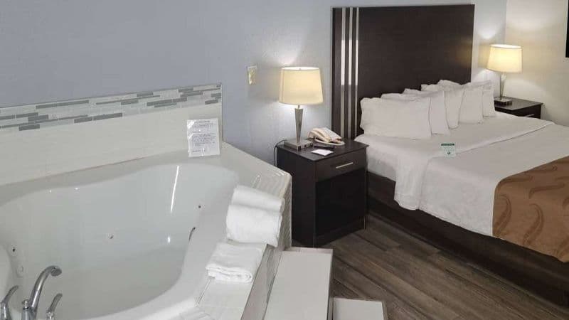 Quality Inn Terre Haute University Area Jacuzzi room