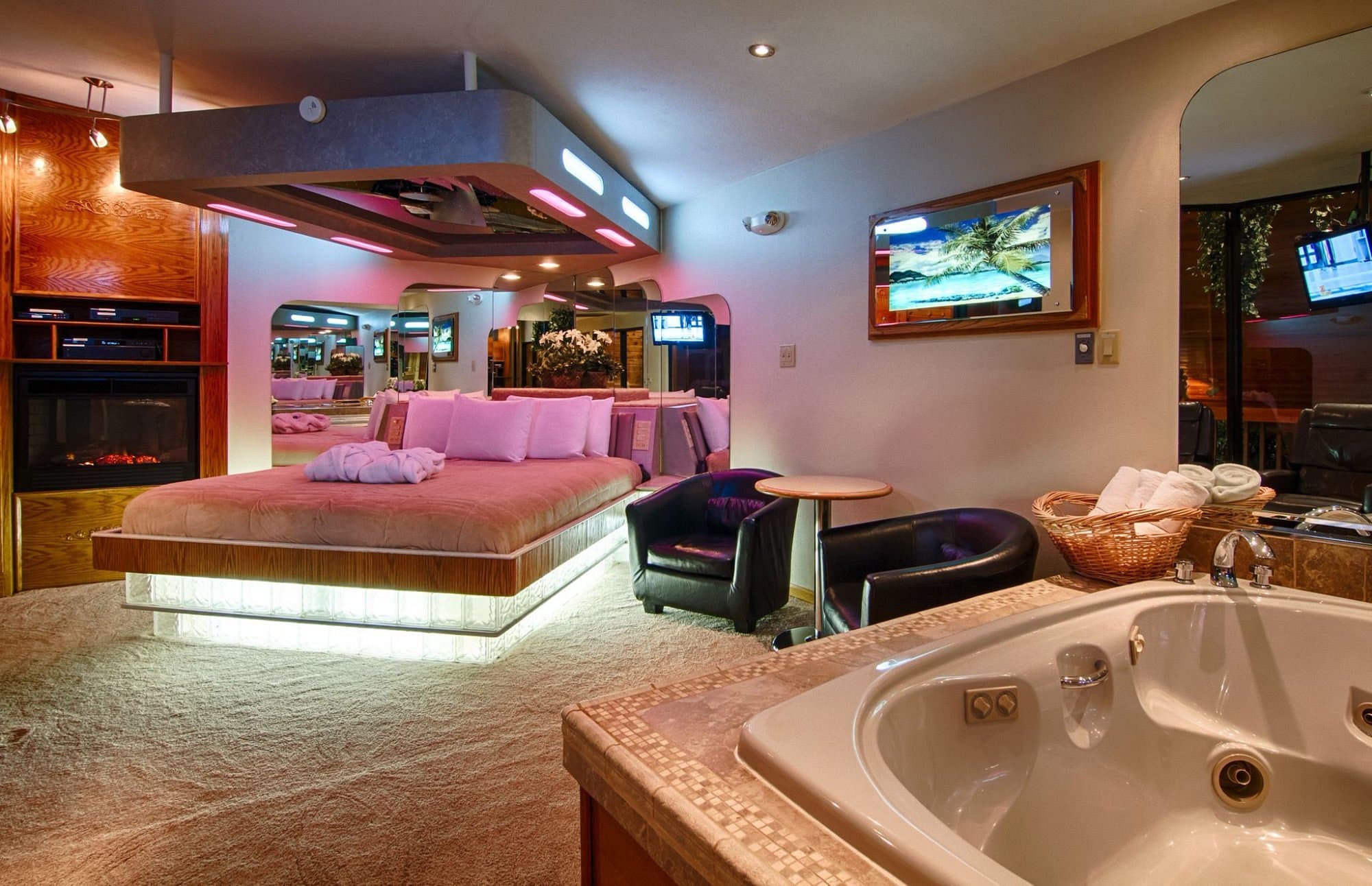 Sybaris Indianapolis Jacuzzi room