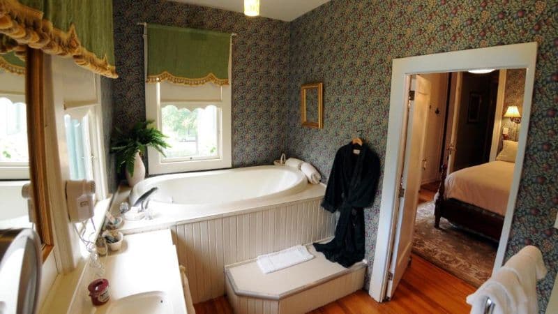 The Oliver Inn Jacuzzi room