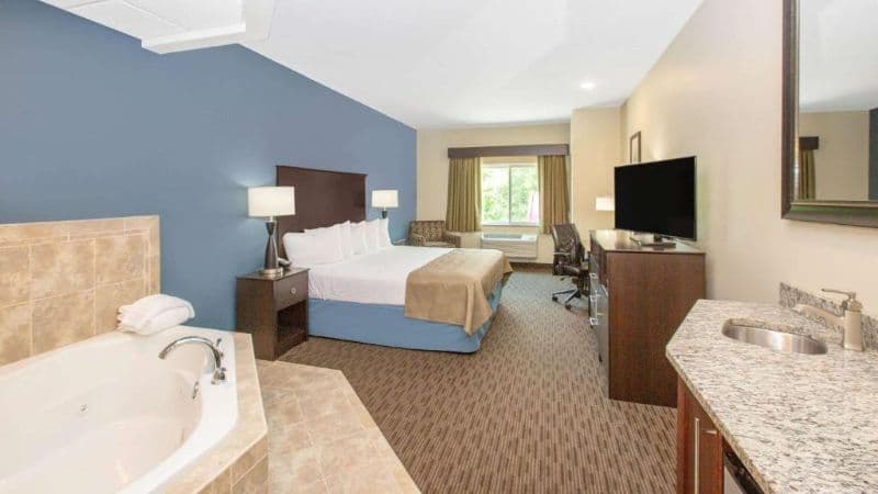 AmericInn by Wyndham Humboldt Jacuzzi room