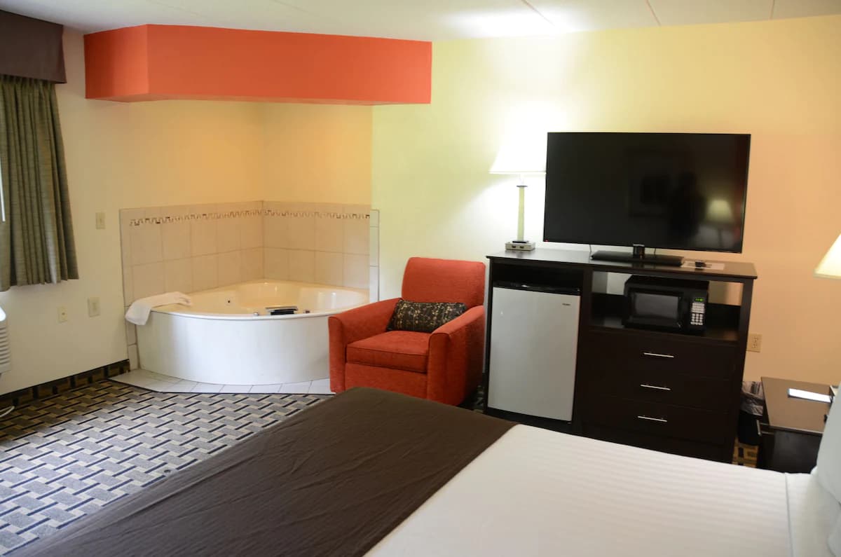AmericInn by Wyndham West Burlington Jacuzzi room
