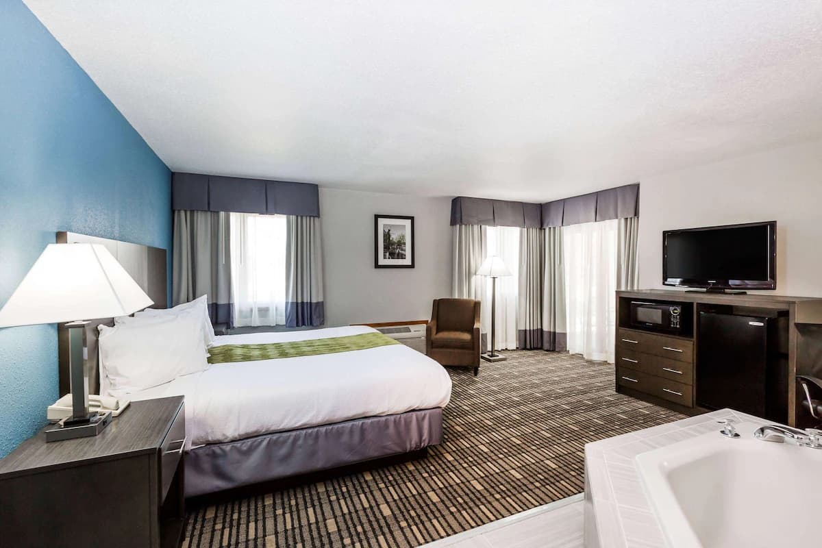 Baymont by Wyndham Pella Jacuzzi room