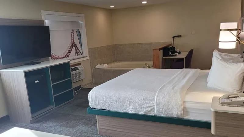 Best Western Plus Altoona Inn Jacuzzi room