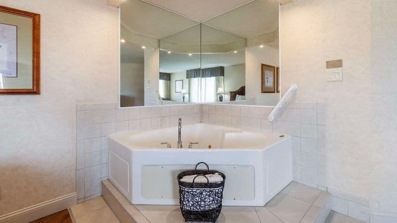 Best Western Plus Steeplegate Inn Jacuzzi room