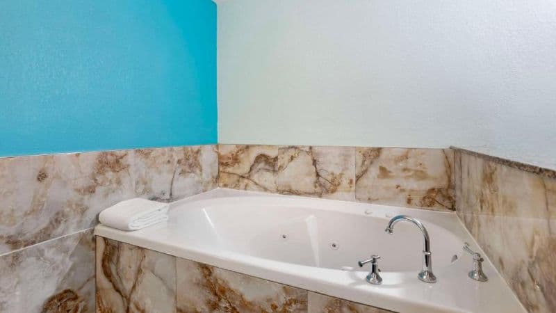 Clarion Inn Des Moines Airport Jacuzzi room