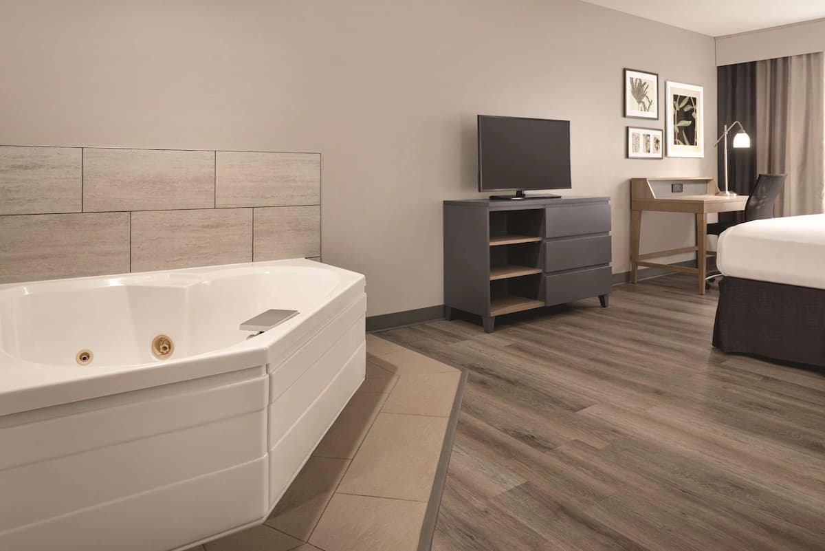 Country Inn & Suites by Radisson, Waterloo, IA Jacuzzi room