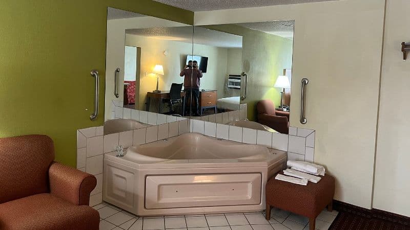 Days Inn by Wyndham Fort Dodge Jacuzzi room