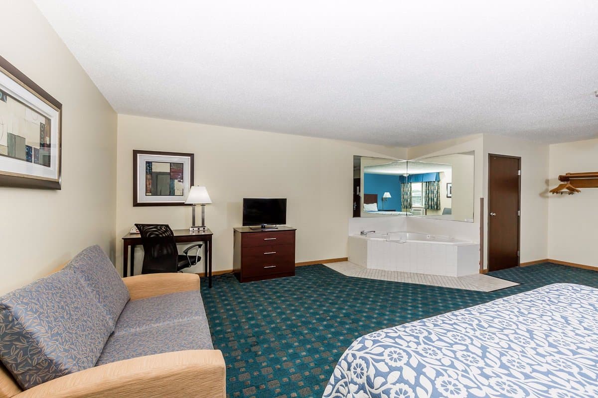 Days Inn by Wyndham Sioux City Jacuzzi room