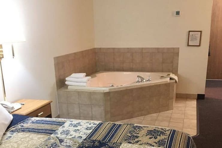 Dutch Country Inn Jacuzzi room