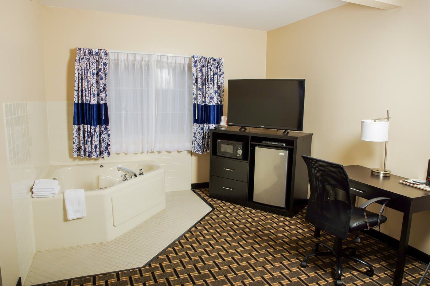Dutch Inn and Suites Jacuzzi room