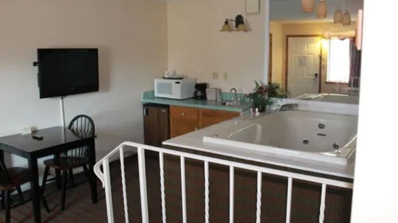 I-80 Inn & Suites Jacuzzi room
