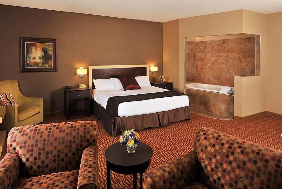Lakeside Hotel Casino Jacuzzi room