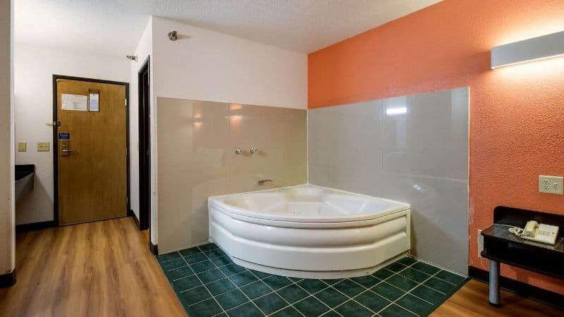 Motel 6 Davenport Jacuzzi room