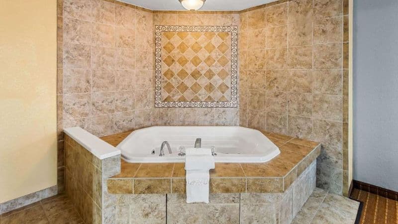 Quality Inn Fort Dodge Jacuzzi room