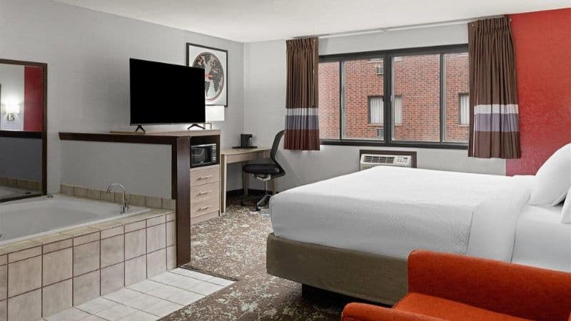 Ramada by Wyndham Cedar Rapids South hotel photo 2