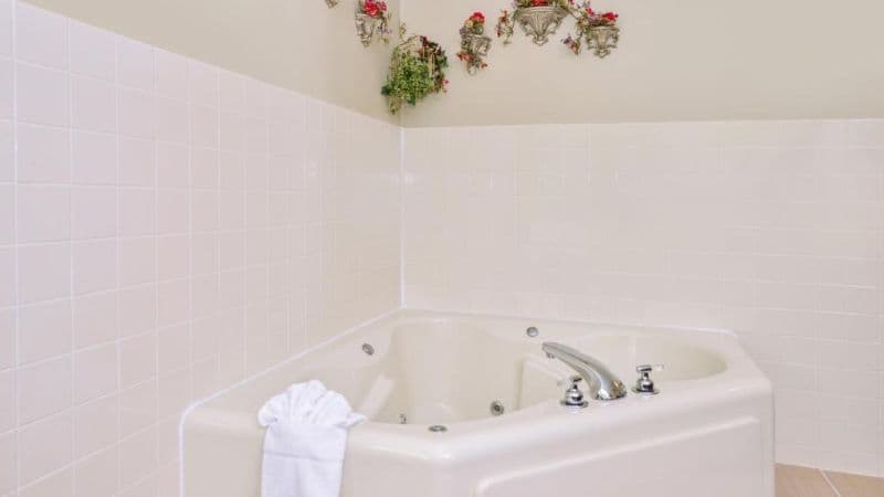 Regency Inn Jacuzzi room