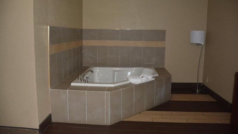 Super 8 by Wyndham Altoona Jacuzzi room